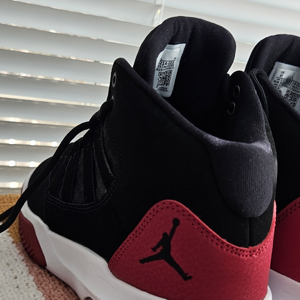 Jordan Kids Max Aura Black and Red Sneakers - Picture 8 of 16